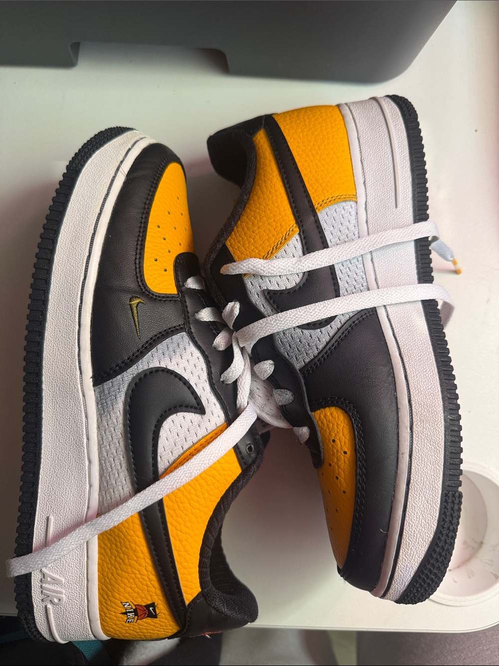 Nike Kids Low-Top Sneakers in Yellow, Black & White